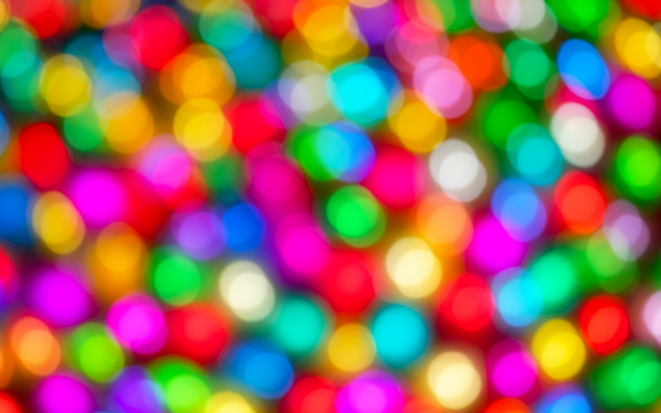 Rozmyte, wielobarwne światła przypominające konfetti.